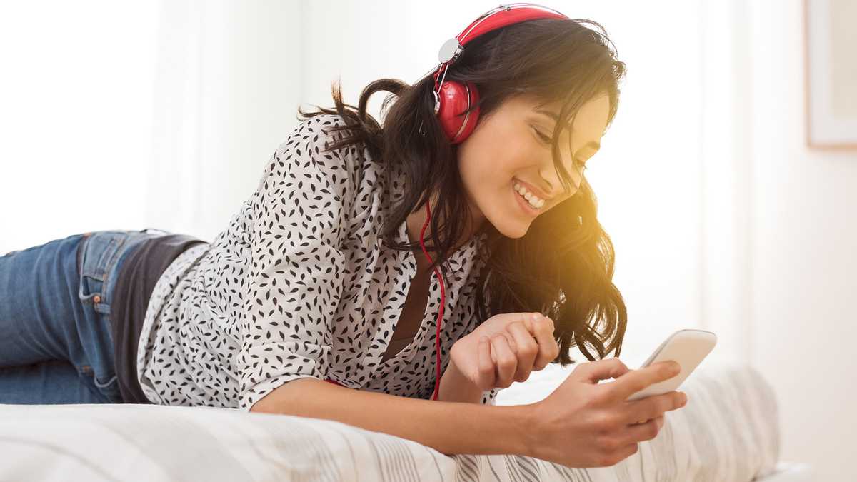 Música, celular, audífonos, mujer sonriente escuchando música,