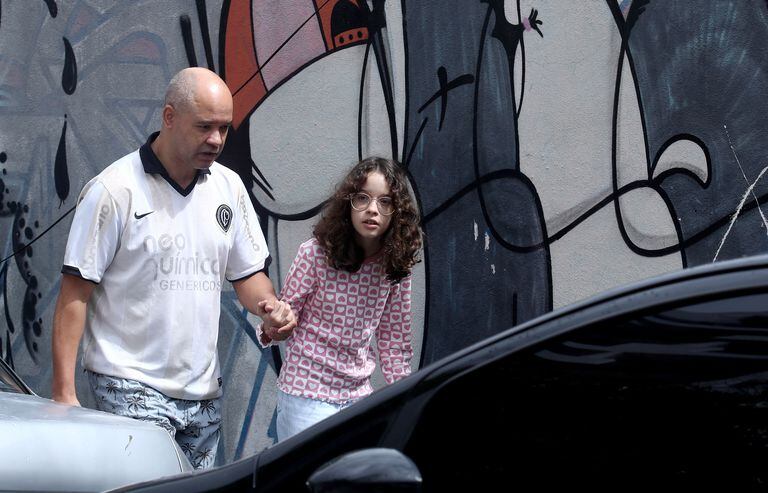 Un estudiante sale de la escuela Thomazia Montoro, donde un adolescente apuñaló a tres profesores y un estudiante, en Sao Paulo
