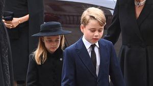 El funeral de Su Majestad la Reina en la Abadía de Westminster - West Door.  Príncipe George, la Princesa Charlotte y Catherine. Princesa de Gales 