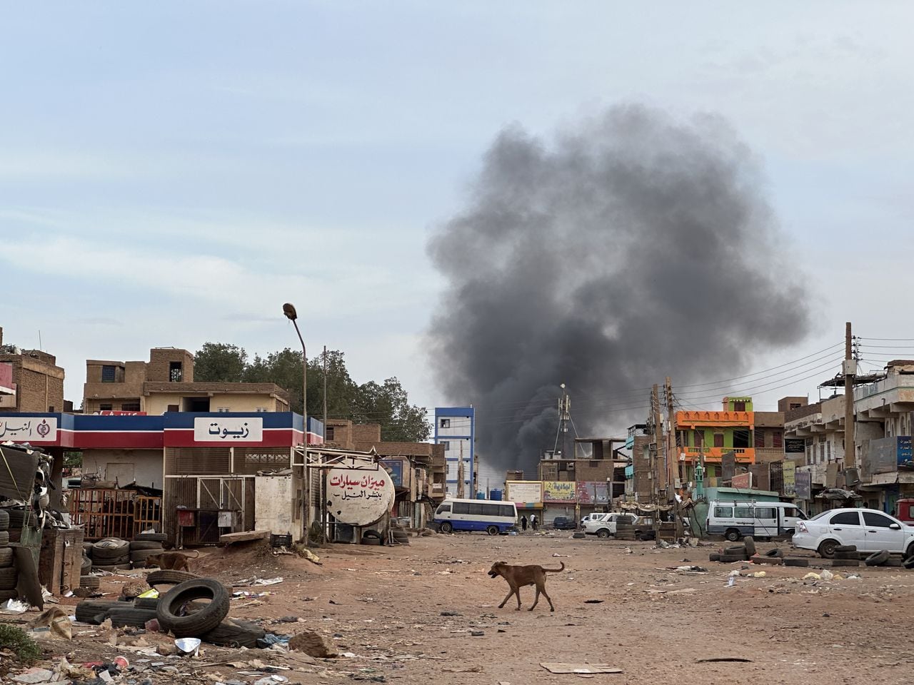 Una vista de las calles mientras continúan los enfrentamientos entre las Fuerzas Armadas de Sudán y las paramilitares Fuerzas de Apoyo Rápido (RSF) a pesar del acuerdo de alto el fuego en Jartum, Sudán el 30 de abril de 2023.