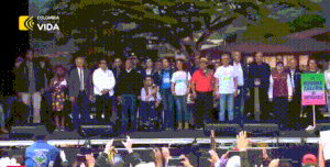 A las dos de la tarde, el presidente hace presencia en la plaza de Bolívar y le habla a los manifestantes.