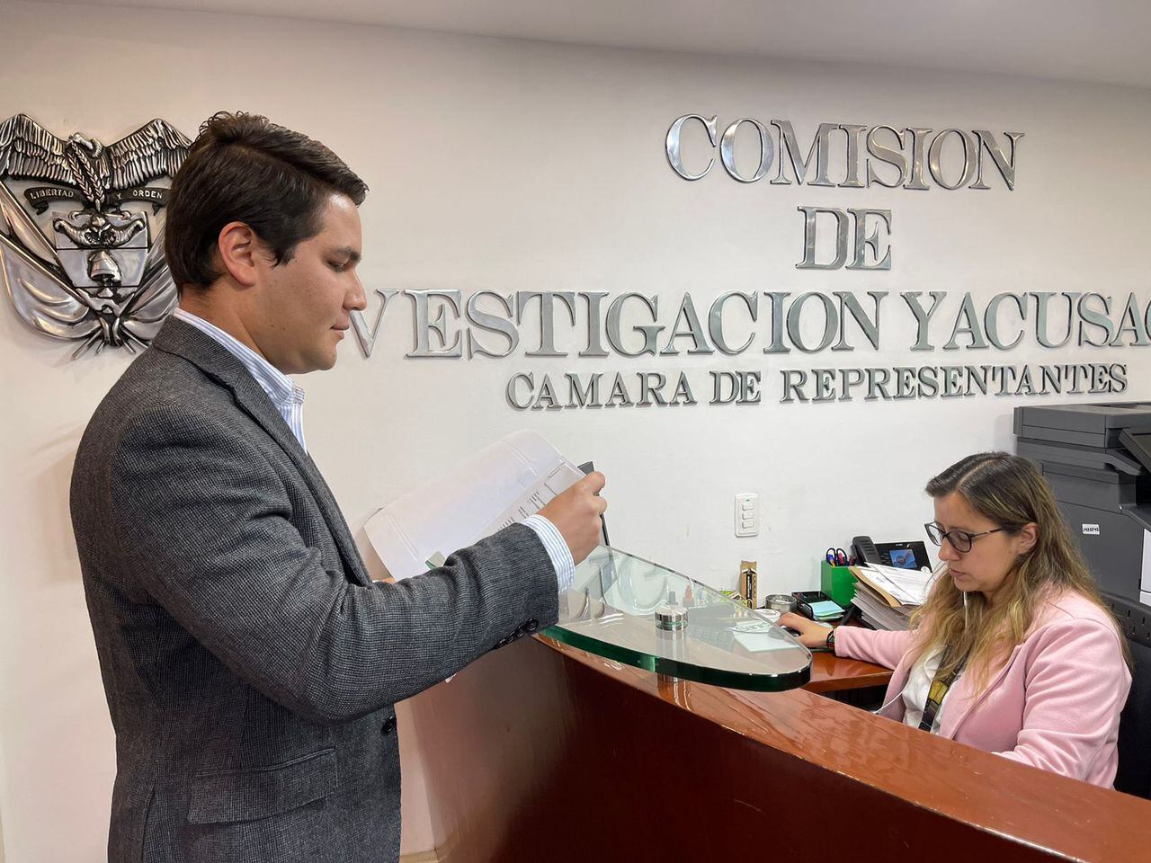 Abogado Carlos Flórez presentó denuncia en Comisión de Acusaciones.