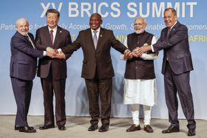 (De izquierda a derecha) El presidente de Brasil, Luiz Inácio Lula da Silva, el presidente de China, Xi Jinping, el presidente de Sudáfrica, Cyril Ramaphosa, el primer ministro de India, Narendra Modi, y el ministro de Relaciones Exteriores de Rusia, Sergei Lavrov, posan para una foto de familia de los BRICS durante la Cumbre de los BRICS de 2023. en el Centro de Convenciones Sandton en Johannesburgo el 23 de agosto de 2023.