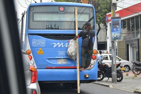 Las personas que se ‘cuelgan’ de la parte trasera de los buses, normalmente llevan otros elementos como costales, palos, entre otros elementos, arriesgando sus vidas y la de los usuarios del bus.
