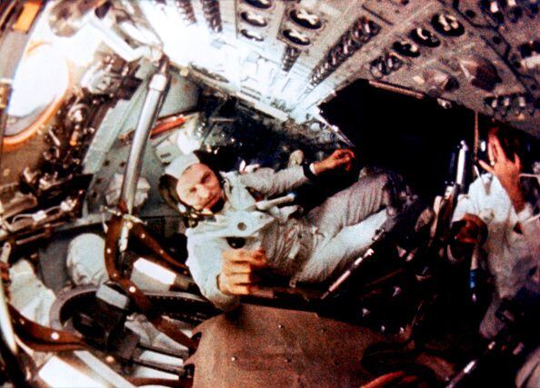 “Hoy recordamos a uno de los mejores de la NASA. El astronauta Frank Borman fue un verdadero héroe estadounidense”, dijo el administrador de la NASA, Bill Nelson, en un comunicado emitido el jueves. “Su amor eterno por la aviación y la exploración sólo fue superado por el amor que le tenía a su esposa Susan”.