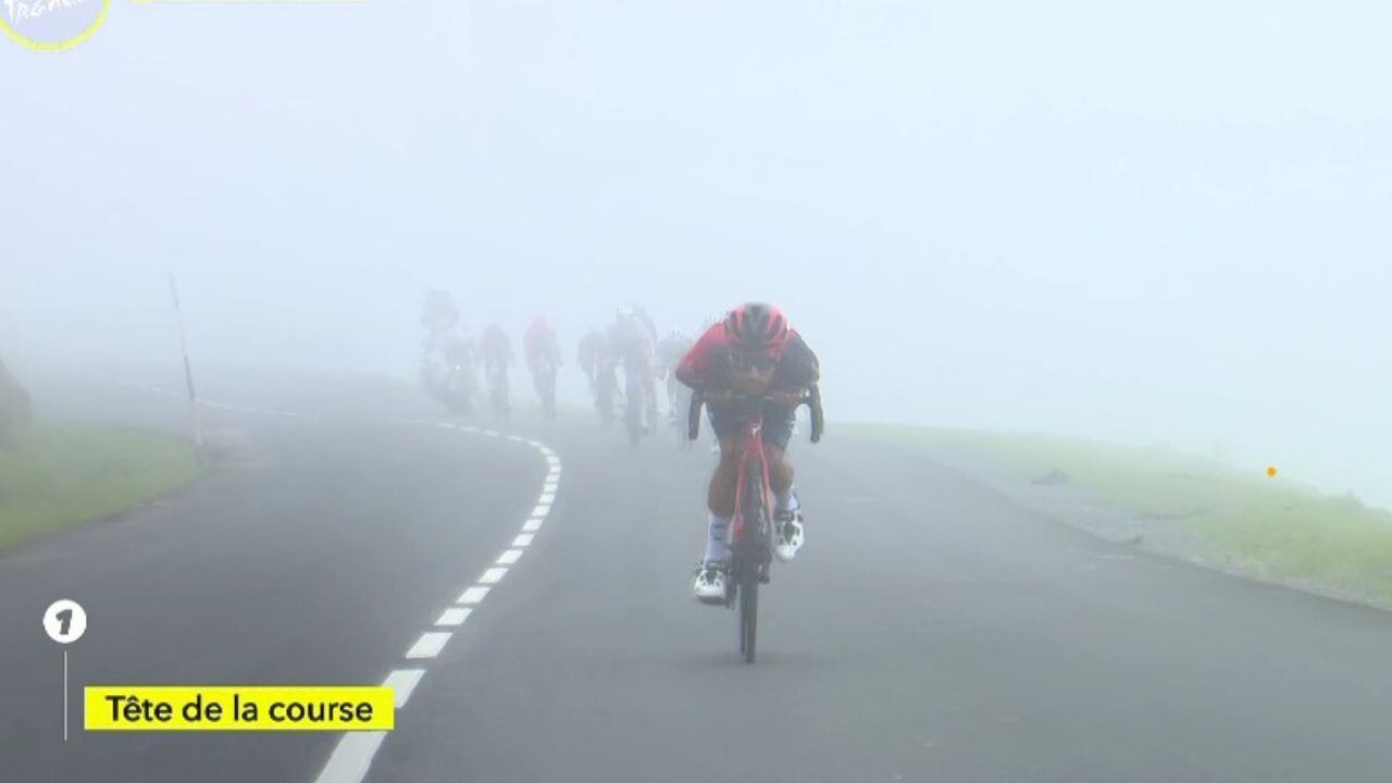Daniel Martínez, en medio de la niebla, descendiendo tras pasar segundo en el Col de Soudet