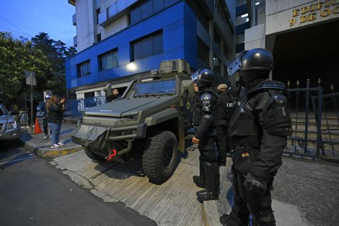 Fuerzas ecuatorianas irrumpieron en la embajada de México en Quito para detener al exvicepresidente Jorge Glas.
