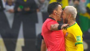 Neymar encara al árbitro Roberto Tobar al no pitar una falta en su contra.