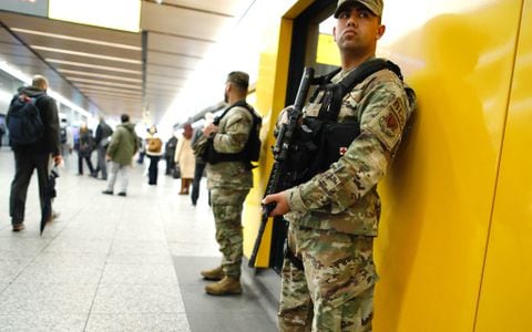 Miembros de la Guardia Nacional del Ejército de EE. UU. vigilan en la estación Penn en la ciudad de Nueva York el 7 de marzo de 2024.