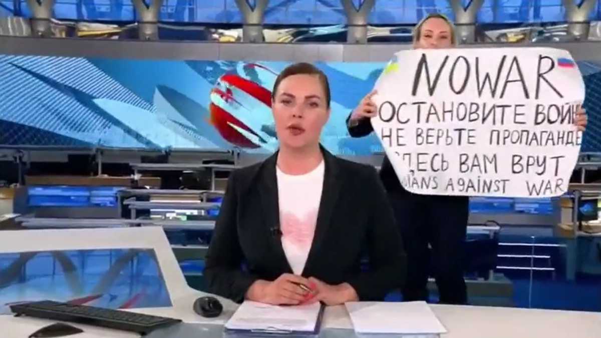 Editora de canal de noticias ruso fue detenida por enviar un video en contra de la guerra en Ucrania.