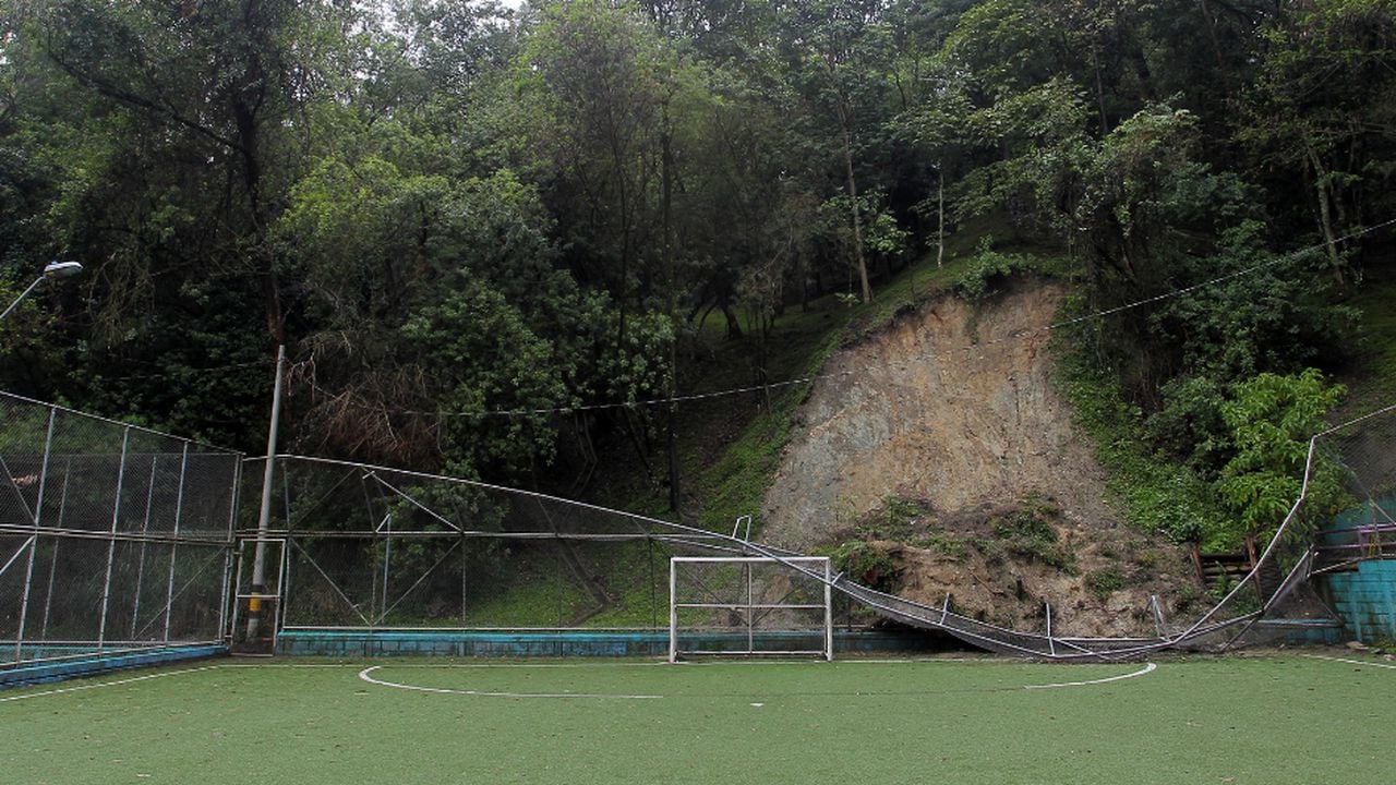 Deslizamiento de tierra en una cancha sintética de Medellín.