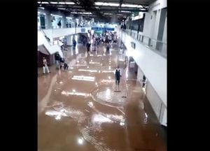 Fuertes lluvias rebosan agua en la Terminal del Salitre en Bogotá.