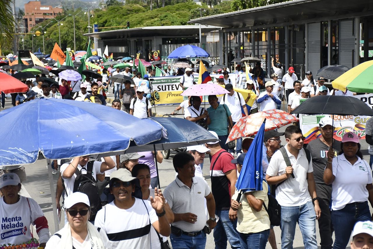 Cali: Marcha y plantón de manifestantes en conmemoración al  día de las víctimas y en apoyo de las reformas del gobierno del presidente  Gustavo Petro.