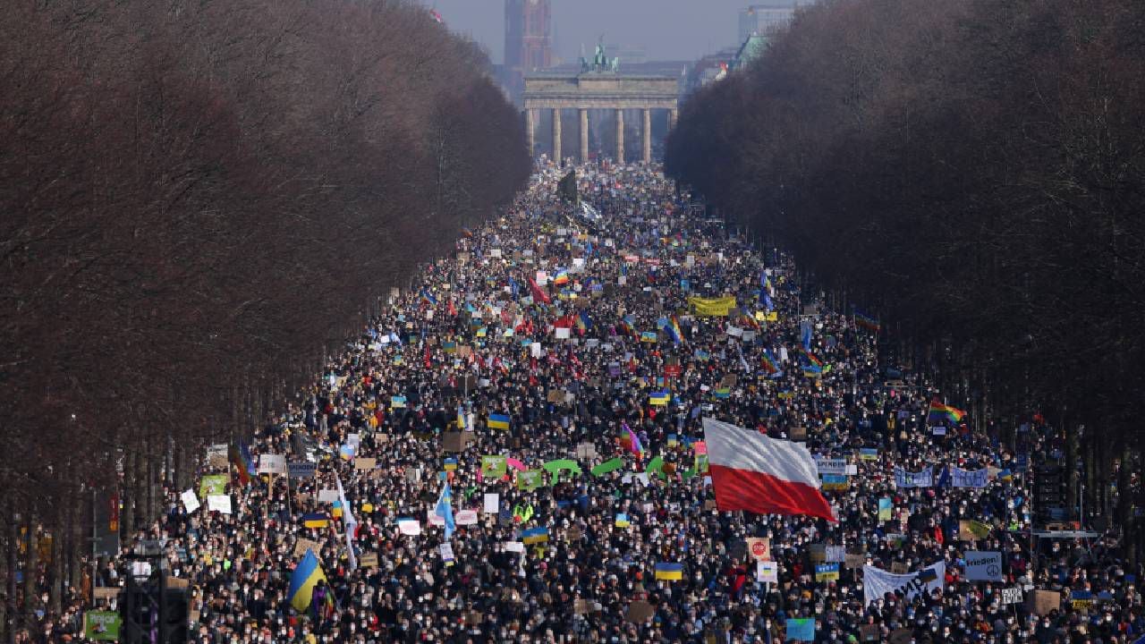 Decenas de miles de personas se reúnen en el parque Tiergarten para protestar contra la guerra en curso en Ucrania el 27 de febrero de 2022 en Berlín, Alemania. Las batallas en toda Ucrania son intensas, ya que Ucrania intenta defenderse de una invasión militar rusa a gran escala. (Foto de Sean Gallup/Getty Images)