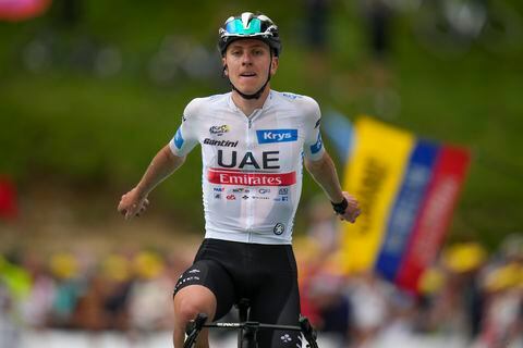 El esloveno Tadej Pogacar celebra al cruzar la línea de meta para ganar la sexta etapa de la carrera ciclista del Tour de Francia de más de 145 kilómetros (90 millas) con inicio en Tarbes y final en Cauterets-Cambasque, Francia, el jueves 6 de julio de 2023. ( Foto AP/Daniel Cole)