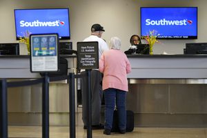 Southwest Airlines dice que los aviones están despegando nuevamente después de que las salidas se retrasaron debido a lo que la aerolínea llama un problema técnico intermitente.