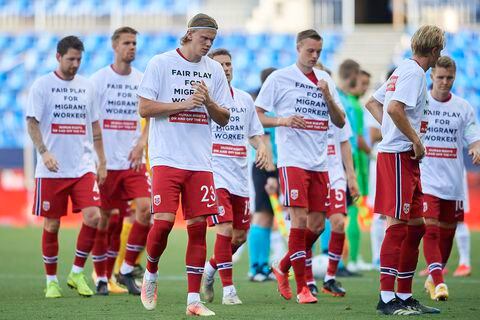“Derechos humanos, dentro y fuera de  
la cancha”. Los jugadores de la selección de  Noruega usaron  una camiseta con este  mensaje durante  el calentamiento  de un partido  contra Gibraltar de eliminatorias mundialistas,  en marzo  de 2021.