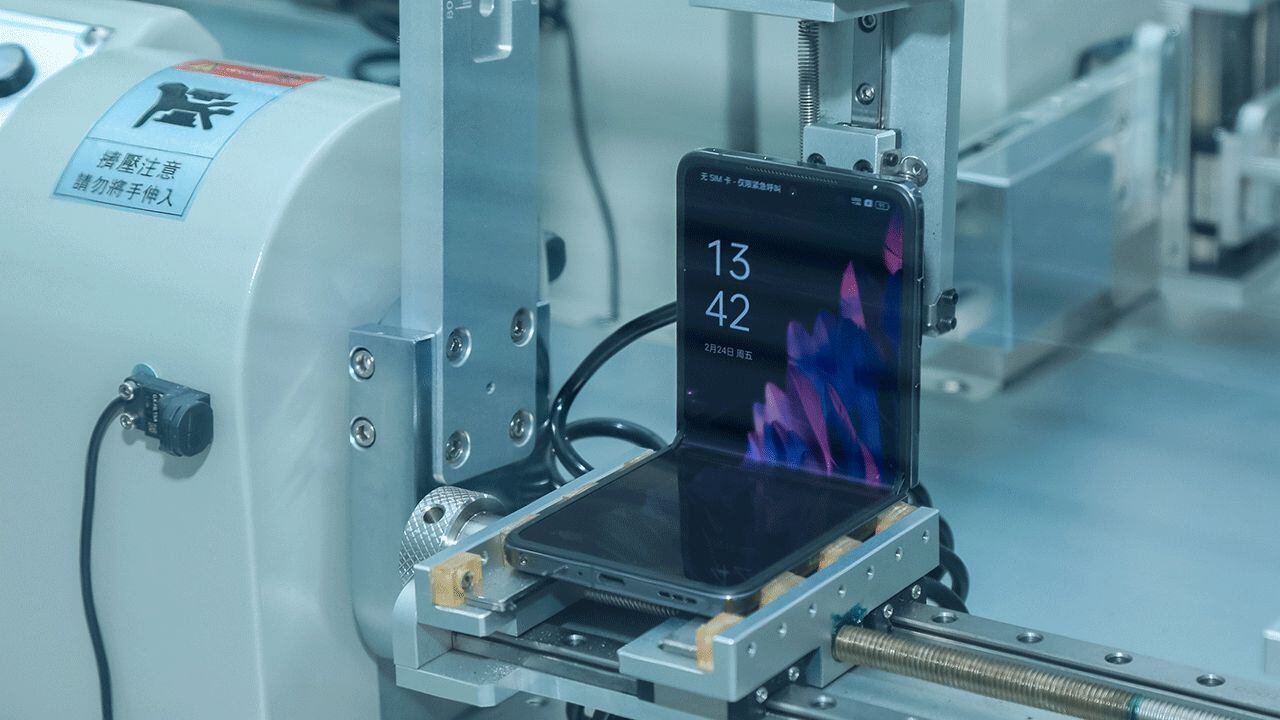 Test de pliegues, para analizar la durabilidad de la pantalla de un smartphone plegable.