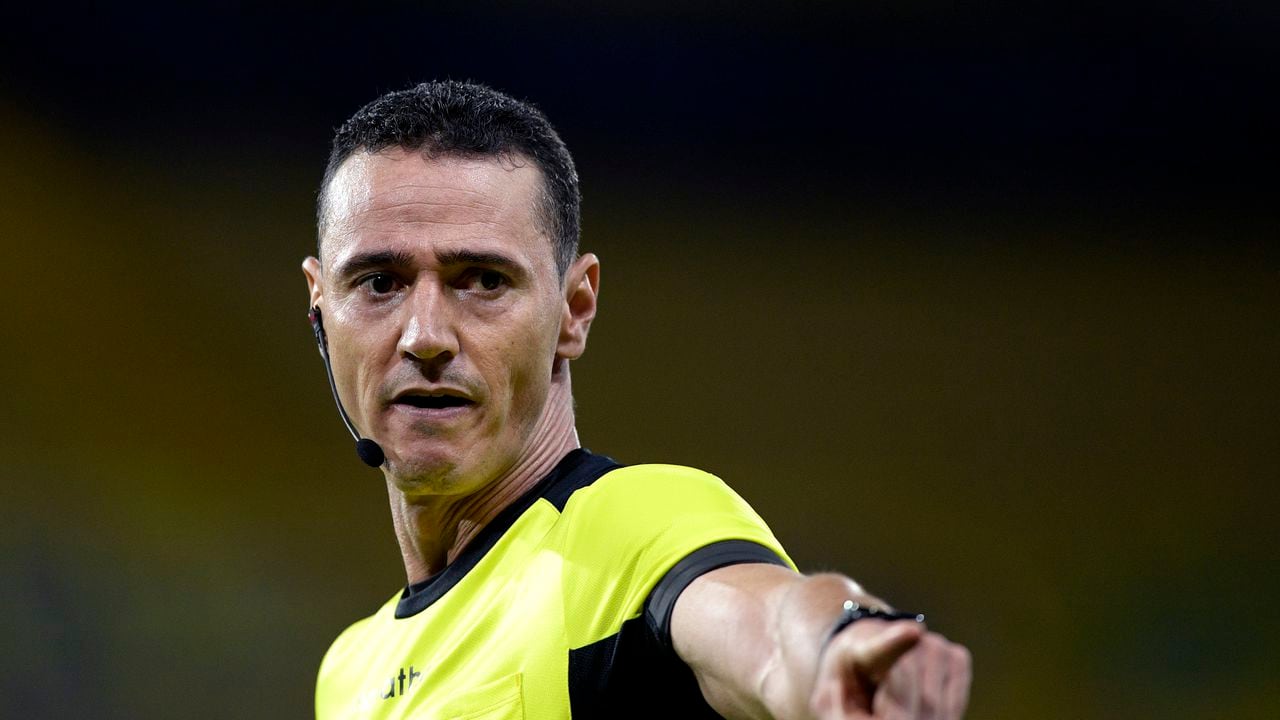 BUENOS AIRES, ARGENTINA - DECEMBER 23: Referee Wilmar Roldán gestures during a quarter final second leg match of Copa CONMEBOL Libertadores 2020 between Boca Juniors and Racing Club at Estadio Alberto J. Armando on December 23, 2020 in Buenos Aires, Argentina. (Photo by Juan Mabromata-Pool/Getty Images)