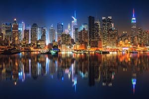 Vista panorámica de Manhattan por la noche, Nueva York, EE.
