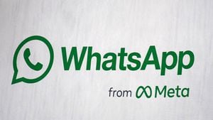 Un logo de WhatsApp se muestra en una valla publicitaria en