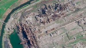 Esta imagen satelital de Planet Labs PBC muestra los daños en la planta siderúrgica de Azovstal en Mariupol, Ucrania, el domingo 1 de mayo de 2022.