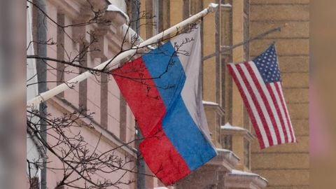 La embajada estadounidense en Rusia informó a los ciudadanos de su país que deberían considerar irse inmediatamente de Rusia. Imagen de referencia. Foto: Vladimir Gerdo\TASS vía Getty Images.