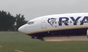 Avión sacó chispas tras tocar tierra en Dublín.