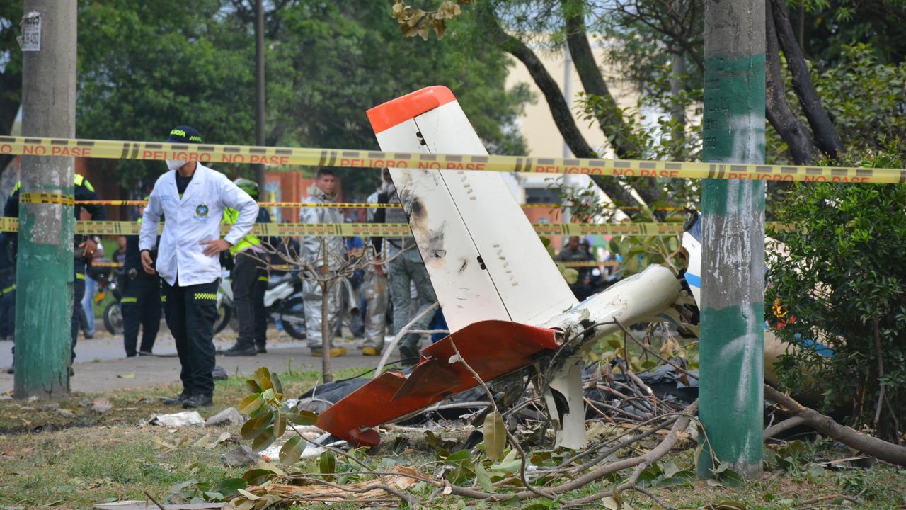 Accidente de avioneta de la FAC en Cali. Foto: Jorge Orozco / El País