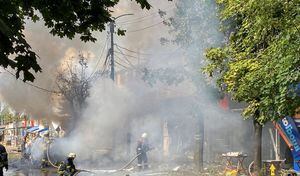 Los bomberos en Ucrania tratan de frenar el incendio ocasionado por el bombardeo ruso