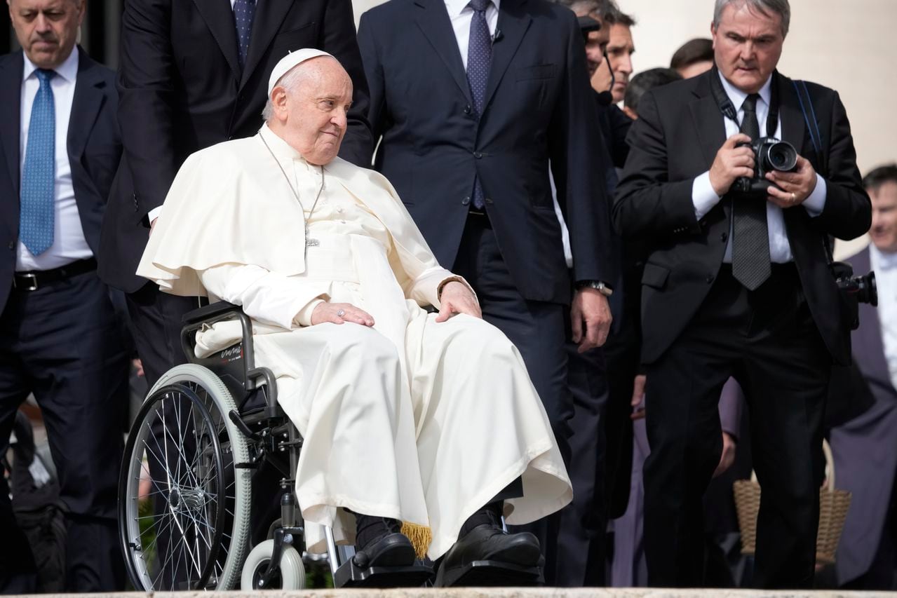 El Papa Francisco sale al final de la audiencia general semanal en la Plaza de San Pedro, en el Vaticano, el miércoles 17 de abril de 2024.