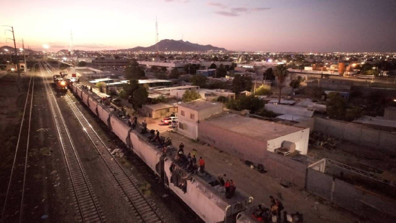 Migrantes viajan en tren, con la intención de llegar a Estados Unidos, en Ciudad Juárez, México.