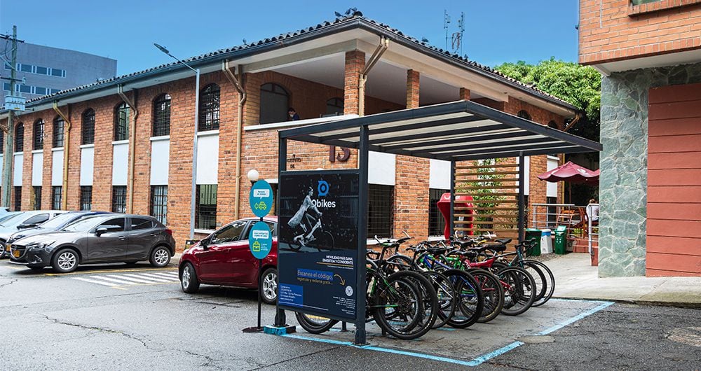 Centro de carga eléctrica para bicicletas y motos en Medellín.