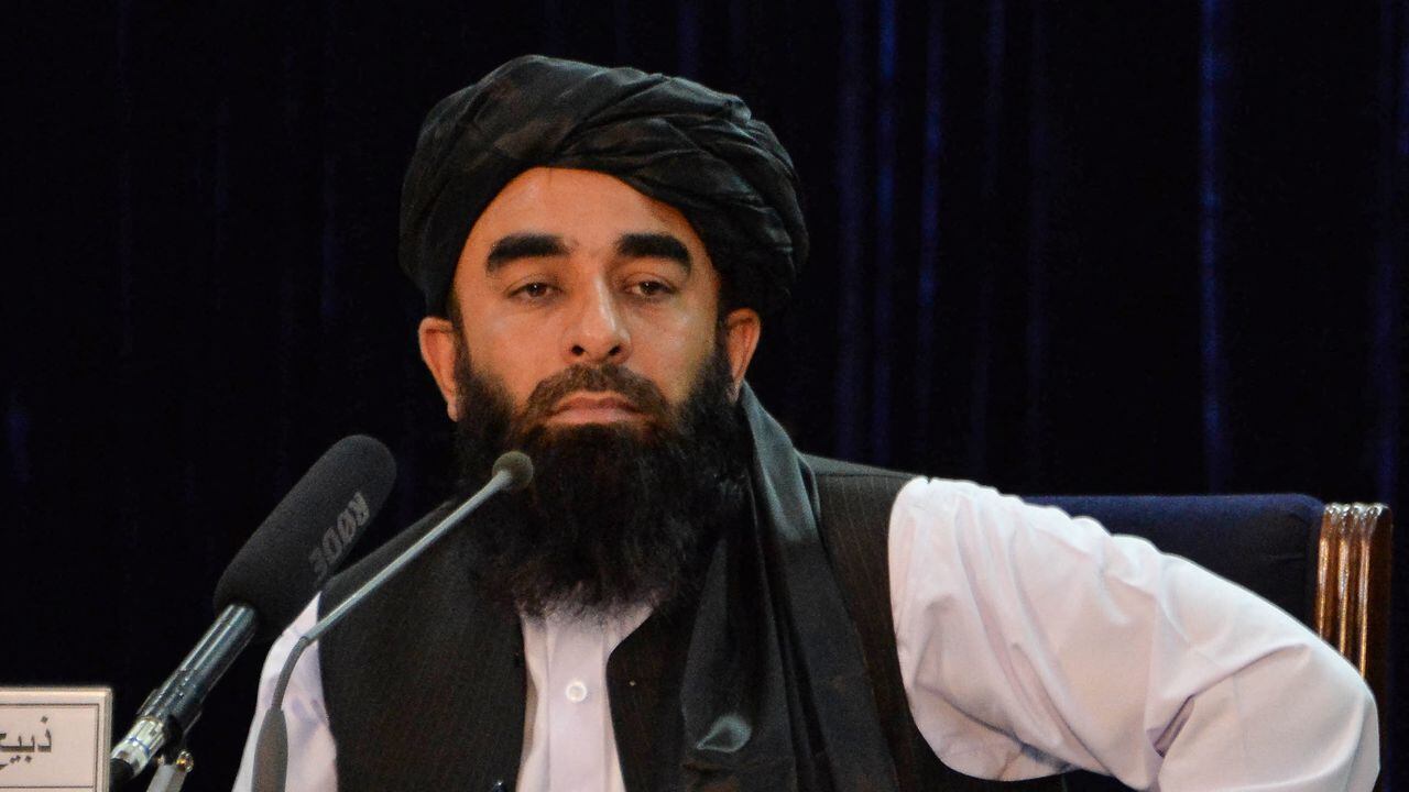 El portavoz de los talibanes, Zabihullah Mujahid en una conferencia de prensa. (Photo by Hoshang Hashimi / AFP)