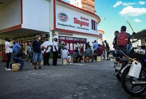 Personas se forman para comprar gasolina en una estación en La Habana, Cuba, el 22 de marzo de 2022. (Photo by YAMIL LAGE / AFP)
