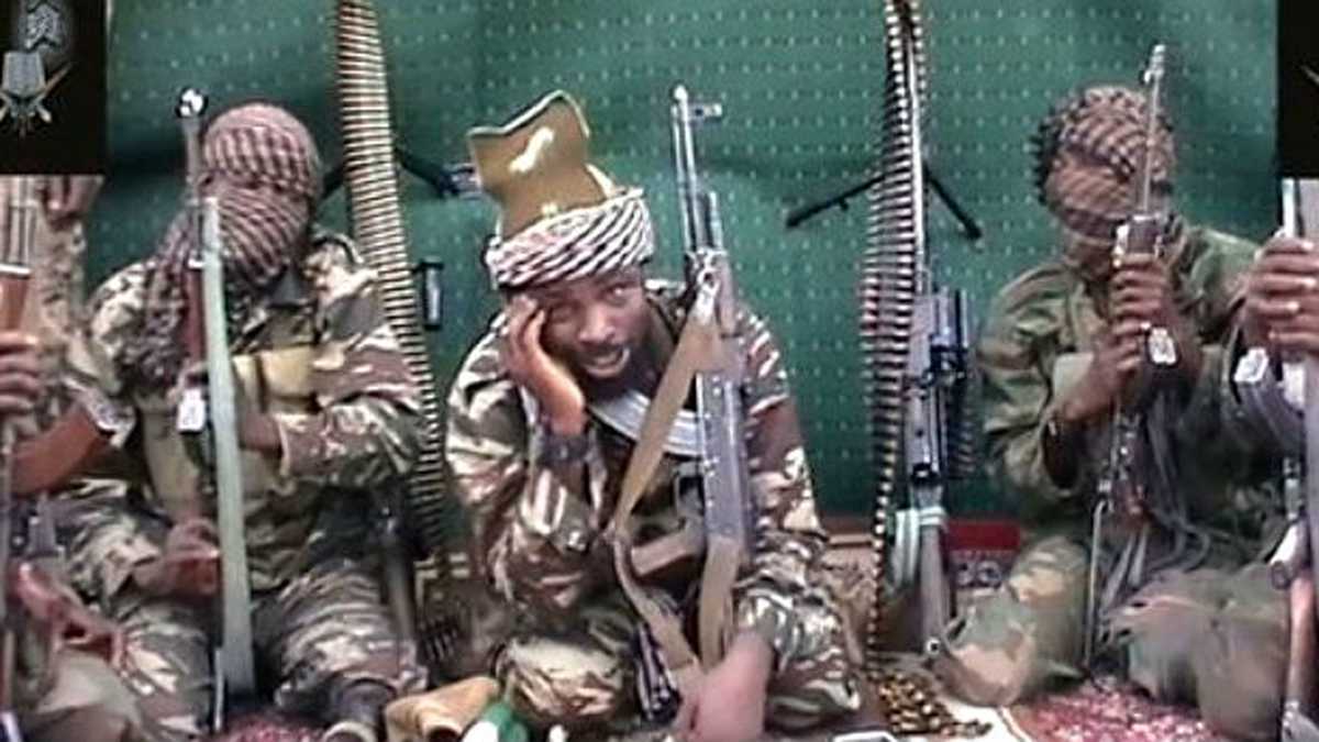 En el centro, Abubakar Shekau, supuesto líder del grupo extremista musulmán Boko Haram. Foto: AP.
