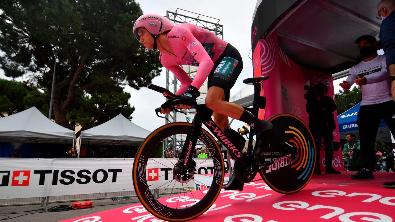 Ecuador's Richard Carapaz competes during the 21st stage against the clock race of the Giro D'Italia, in Verona, Italy, Sunday, May 29, 2022. (Gian Mattia D'Alberto/LaPresse via AP)