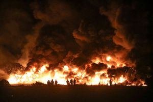 La gente observa el incendio en el Parque Industrial Azersun en la ciudad de Sumgait, Azerbaiyán, 28 de abril de 2022. Foto REUTERS/Aziz Karimov 