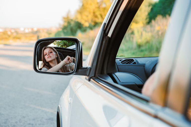 En la rutina diaria al volante, es común cometer errores al ajustar y utilizar los espejos retrovisores, lo que podría tener consecuencias graves en términos de seguridad vial.