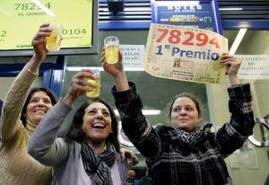 El primer premio de la lotería de Navidad española, conocido popularmente como "El Gordo", dejó el martes una lluvia de millones en uno de los barrios más latinos de Madrid.
El número agraciado en el sorteo fue para la serie 78294, dividida en 1.950 décimos, cada uno de los cuáles está premiado con 300.000 euros (US$430.000).
La suerte sonrió en esta ocasión a Madrid y "El Gordo", el premio principal, se vendió íntegramente en una administración de lotería del barrio de Cuatro Caminos, al noroeste de la ciudad, uno de los distritos que concentra a un mayor número de inmigrantes latinoamericanos.
Golpeados por el desempleo y la crisis económica, para los agraciados, la lotería ha sido un auténtico regalo del cielo. Es el caso del ecuatoriano Sabino Calderón. Desocupado desde hace meses con 50 años y cinco hijos que alimentar en España, le han llovido de golpe US$430.000.

