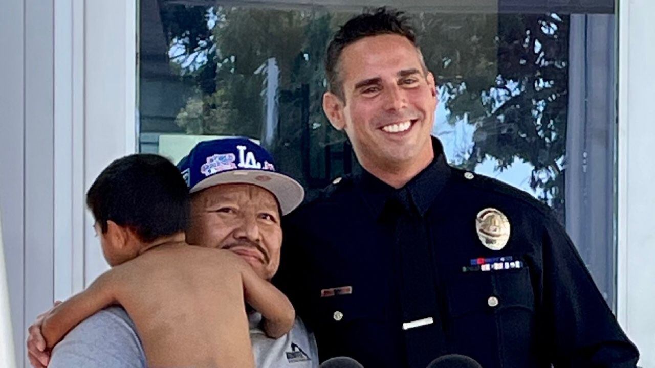 El oficial de policía salvó con primeros auxilios la vida del pequeño