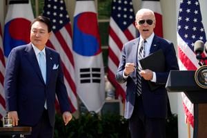El presidente Joe Biden y el presidente de Corea del Sur, Yoon Suk Yeol, concluyen una conferencia de prensa en el jardín de rosas de la Casa Blanca