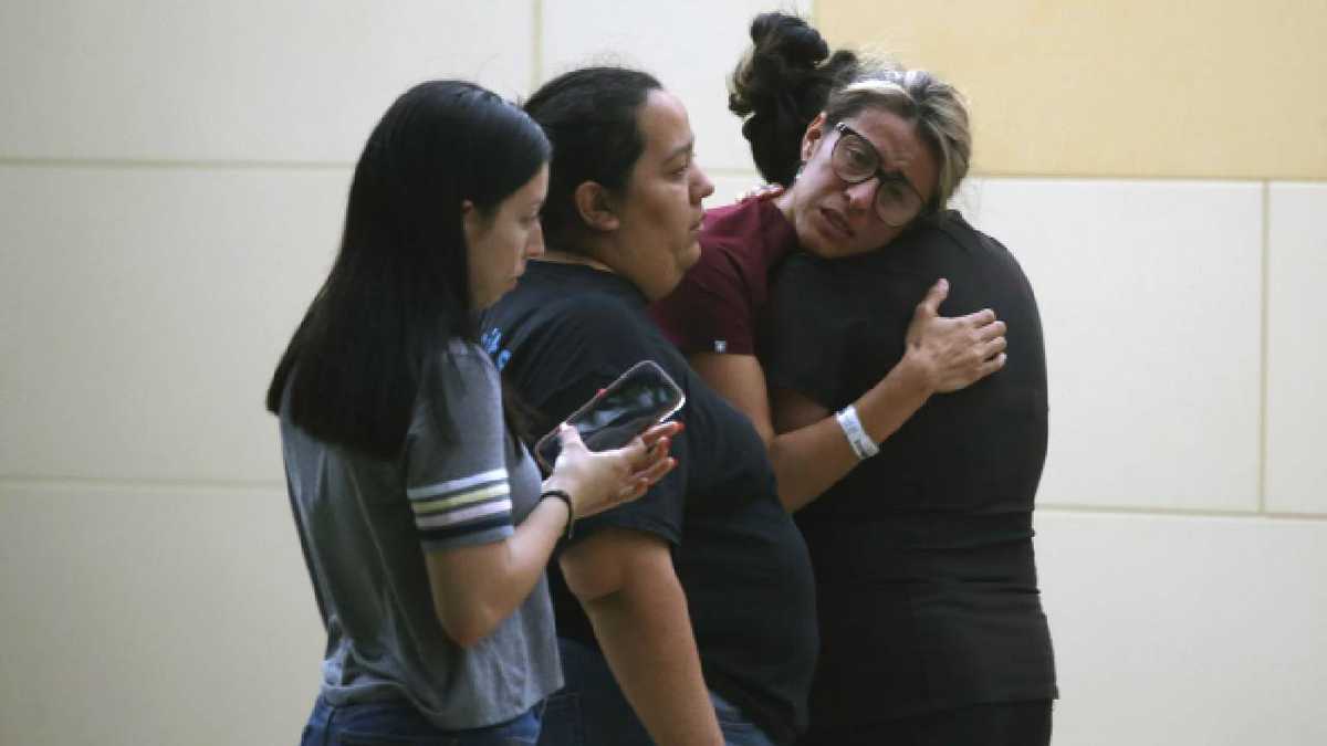 Personas reaccionan fuera del Centro Cívico después de un tiroteo en la escuela primaria Robb en Uvalde, Texas, el martes 24 de mayo de 2022. Foto: AP/Dario Lopez-Mills.