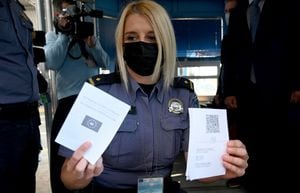Una mujer policía, en el paso fronterizo de Bregana entre Croacia y Eslovenia, muestra un pasaporte Covid digital de la Unión Europea, el 2 de junio de 2021. Un pasajero con un pasaporte Covid digital prueba que recibió una vacuna contra el coronavirus (Covid-19).
Denis LOVROVIC / AFP