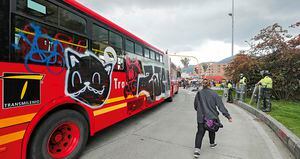 Ataques a buses de TransMilenio y del SITP que parecen espontáneos, en realidad son articulados por redes sociales.