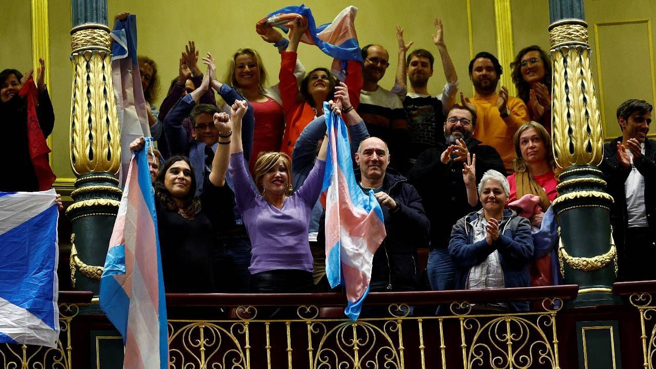 Activistas LGBT celebran después de una votación que dio la aprobación final a una ley que facilitará que las personas autodeterminen su género en España.