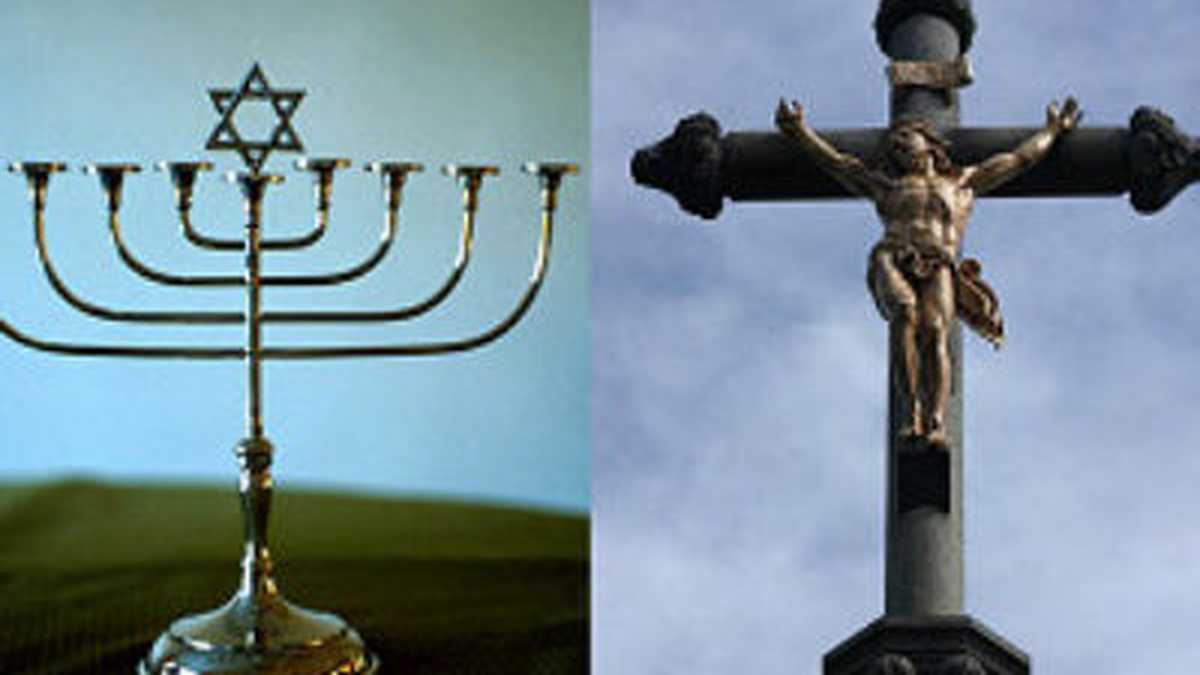 La Menorah con la estrella de David y el Crucifijo, símbolos de dos religiones con el mismo origen.