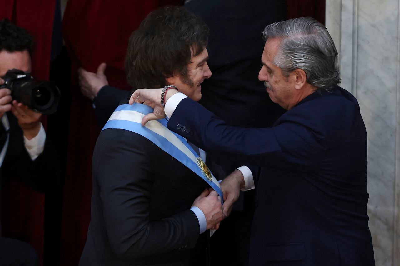 Javier Milei siendo posesionado como presidente de Argentina.