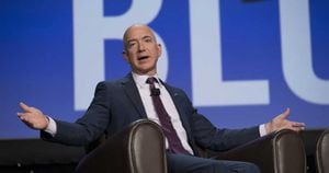 2. Jeff Bezos: fundador y director ejecutivo de Amazon.com, tiene 52 años y es estadounidense. Su fortuna, valor neto: $ 66,2 billones de dólares Amazon.com: fundada en 1994, es una empresa estadounidense de comercio electrónico y servicios de computación.