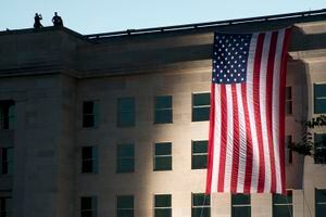 ARCHIVO - Una bandera estadounidense está colocada en el costado del Pentágono donde el edificio fue atacado el 11 de septiembre de 2001. A medida que se acerca el vigésimo aniversario de los ataques terroristas del 11 de septiembre de 2001, los estadounidenses se resisten cada vez más a la vigilancia gubernamental intrusiva en nombre de la seguridad nacional. (Foto AP / Jacquelyn Martin, archivo)